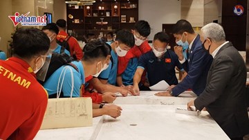 Tuyển Việt Nam đến UAE, bắt đầu tập đêm luyện bài đấu Trung Quốc