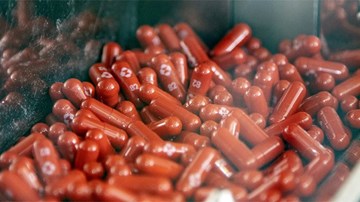 Covid-19:  Sắp có  thuốc viên kháng virus dùng tại nhà, Ấn Độ trả đũa Anh