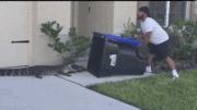 Người đàn ông dùng thùng rác bắt cá sấu khủng bò vào sân nhà