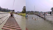 Cầu treo bất ngờ đứt khiến hàng chục du khách Trung Quốc rơi xuống sông
