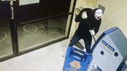 Trộm mang mặt nạ 'Joker' phá cây ATM