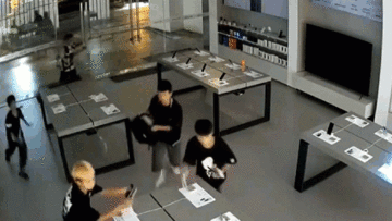 Trộm tuổi teen 'thổi bay' cửa hàng smartphone trong 30 giây