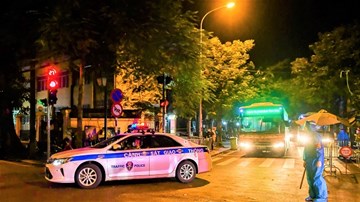 Trắng đêm đưa 150 F1 ổ dịch Bệnh viện Việt Đức đi cách ly