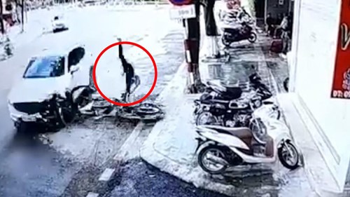 Khoảnh khắc ô tô vào cua tông người đi xe máy nguy kịch