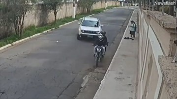 Tài xế lao thẳng ô tô vào 2 thanh niên chặn đường cướp người đi bộ