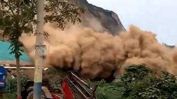 Lở núi khủng khiếp chôn vùi hàng trăm mét đường ở Trung Quốc