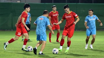 Tuyển VN 'vui lạ', Thành Chung giấu bài đối phó cầu thủ nhập tịch TQ