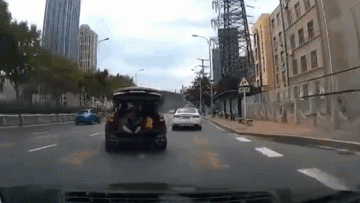 Ô tô bất ngờ tăng tốc vượt ẩu khiến thợ chụp ảnh văng xuống đường