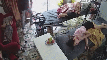 Đi ăn trộm còn chê điện thoại cũ, tên trộm khiến dân mạng bật cười