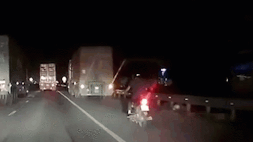 Người đàn ông đi xe máy ‘lắc lư’ đầm sầm vào container đang dừng đỗ