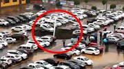 Nhiều phương tiện ‘xếp hàng’ rơi xuống hố sụt trong bãi đậu xe