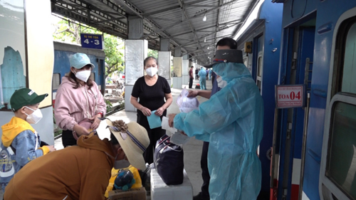 4 chuyến tàu miễn phí đưa gần 2.800 người dân Quảng Bình về quê