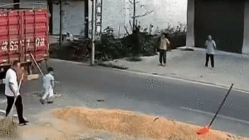 Khoảnh khắc bé trai thoát nạn thần kỳ khi bị máy gặt tông trúng