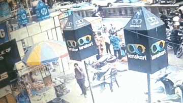 Đường điện cao thế phát nổ khiến 4 người đổ gục xuống đất