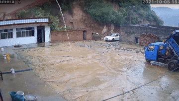 Lở đất đổ ập xuống ngôi nhà dưới núi, 2 người đàn ông may mắn thoát nạn