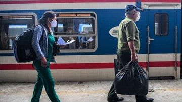 Chuyến tàu khách Bắc – Nam rời ga Hà Nội, người dân háo hức về nhà