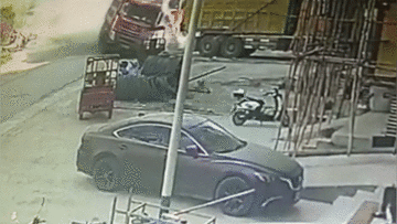 Khoảnh khắc xe tải mất lái lao như tên bắn vào nhà dân
