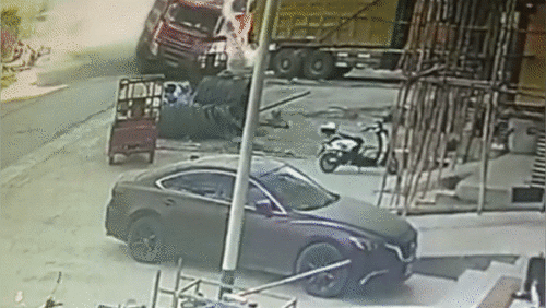 Khoảnh khắc xe tải mất lái lao như tên bắn vào nhà dân