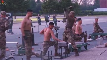 Binh sĩ Triều Tiên khoe thân hình siêu chuẩn, 
