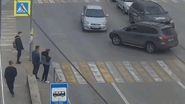 Khoảnh khắc người đi bộ thoát kịp ô tô bị tai nạn văng trúng