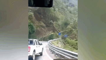 Khoảnh khắc ô tô vội lùi để tránh sườn núi bất ngờ bị sạt lở