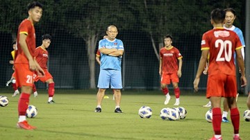 Thầy Park sốt sắng thị phạm học trò U23 Việt Nam