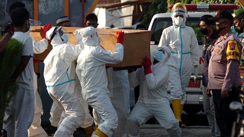 Covid-19: Bỏ xét nghiệm miễn phí, số ca nhiễm tại Pháp tăng vọt