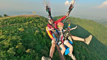 Thú chơi 'nhà giàu': Chi trăm triệu sắm bộ dù bay lơ lửng giữa trời Hà Nội