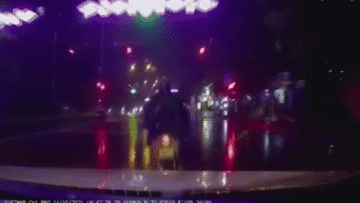 Ô tô tông bay người đi xe máy dừng đèn đỏ giữa trời mưa