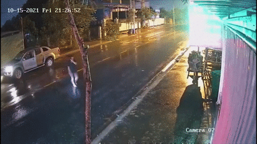 Tài xế ô tô vừa nghe điện thoại vừa sang đường gây họa cho xe máy