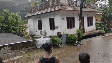 Khoảnh khắc ngôi nhà bị nước lũ 'nuốt chửng' và cuốn trôi trong nháy mắt