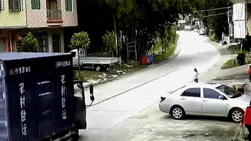 Tài xế đánh lái xuất thần, cứu mạng bé gái sang đường ẩu trong gang tấc