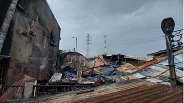 TP.HCM: Cháy lớn tại xưởng chế biến hải sản, 4 chiếc xe bị thiêu rụi