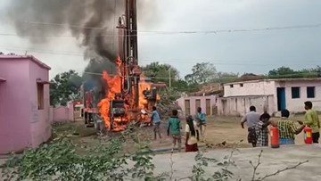 Lửa lớn phun lên từ từ giếng khoan đang đào ở Ấn Độ