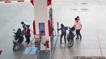 Nữ nhân viên cây xăng la hét vì dẫm phải rắn hổ mang rơi khỏi xe máy