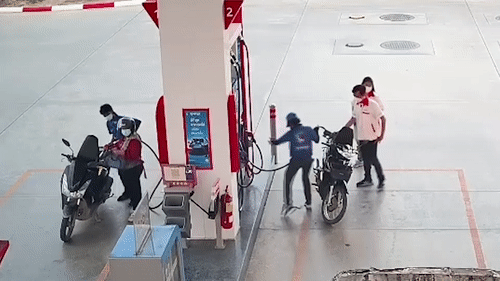 Nữ nhân viên cây xăng la hét vì dẫm phải rắn hổ mang rơi khỏi xe máy