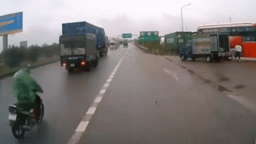 Xe máy phóng nhanh ‘bỗng’ trượt dài trên đường vì tránh xe tải vượt ẩu