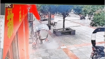 Người đi đường dũng cảm kéo chiếc xe ga bốc cháy rừng rực ra khỏi cửa hàng