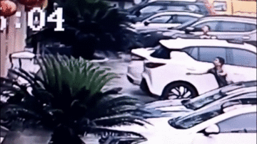 Khoảnh khắc người đàn ông cứu sống bé gái 3 tuổi rơi từ trên cao xuống