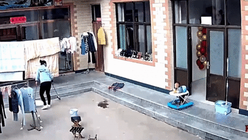 Pha cứu nguy kịp thời của bà mẹ khi em bé ngã từ trong nhà xuống sân