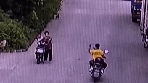 Suýt va chạm giao thông, nam shipper nhặt đá ném người phụ nữ