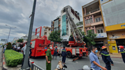Nhà cao tầng bốc cháy dữ dội, 1 người trượt chân từ tầng 4 bị thương