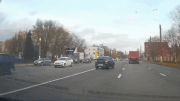 Ô tô mất lái đâm hàng loạt phương tiện đi làn ngược chiều