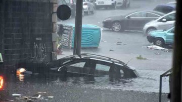 Bão lớn đổ bộ Italia, đường phố ‘biến thành’ sông ngòi