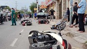 Khoảnh khắc ô tô hất tung hàng loạt xe máy khiến nhiều người bị thương