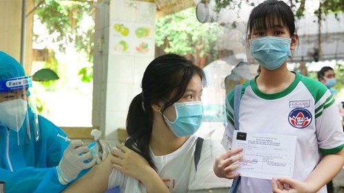 TP.HCM: Học sinh vui mừng, hồi hộp khi được tiêm vắc xin Covid-19