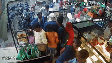 'Hố tử thần' nuốt chửng nhiều người đứng mua hàng ở tiệm bánh