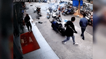 Pin xe điện bất ngờ phát nổ rồi bốc cháy dữ dội tại của hàng sửa xe