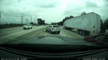 Chuyển làn đột ngột trên cao tốc, tài xế nhận được bài học nhớ đời