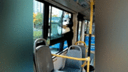 Nữ hành khách ngồi trên cửa sổ để ép tài xế dừng xe buýt giữa đường
